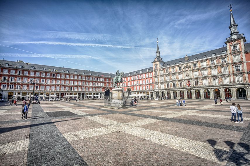 Plaza Mayor de Madrid casi vac&iacute;a, sin apenas visitantes, el mismo d&iacute;a que el Gobierno ha decretado el estado de alarma en Espa&ntilde;a a consecuencia del coronavirus, en Madrid (Espa&ntilde;a), a 13 de marzo de 2020.