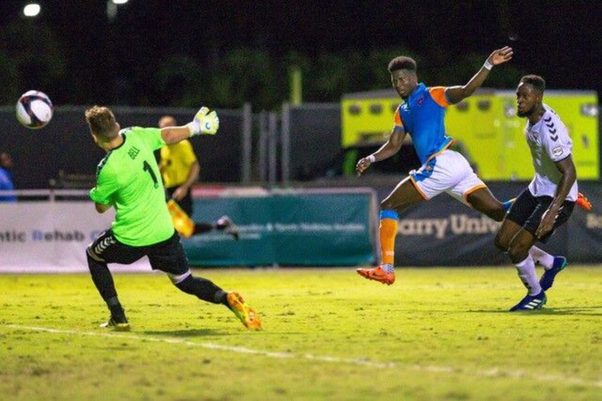 El senegal&eacute;s Mo Thiaw, del Miami FC, anota uno de sus dos goles contra el Atlanta SC, el 6 de octubre del 2019 en el Buccaneers Field de Barry University, en Miami.