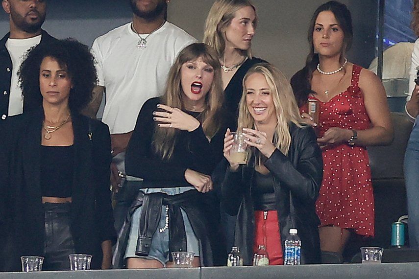 Taylor Swift, segunda desde la izquierda, y Brittany Mahomes, con un vaso en las manos, observan una jugada entre los Jets de Nueva York y los Chiefs de Kansas City durante el segundo cuarto del juego de la NFL, el domingo 1 de octubre de 2023, en East Rutherford, Nueva Jersey.&nbsp;