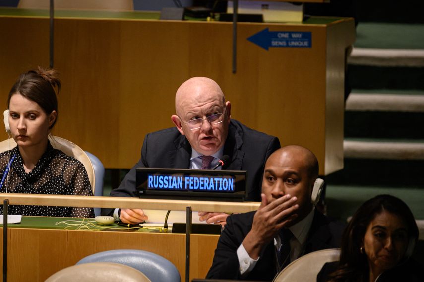 El Representante Permanente de la Federación Rusa ante las Naciones Unidas Vasily Nebenzya (C) habla durante una reunión de emergencia de la Asamblea General de la ONU para discutir las anexiones rusas en Ucrania en la sede de la ONU en la ciudad de Nueva York el 12 de octubre de 2022. &nbsp;
