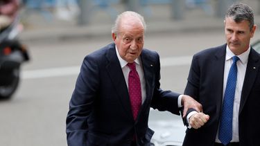 El rey emérito Juan Carlos I de España recibe ayuda a su llegada a la boda del alcalde de Madrid, José Luis Martínez Almeida (no aparece en la foto), en la iglesia del Sagrado Corazón y San Francisco de Borja de Madrid el 6 de abril de 2024.