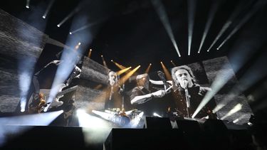 Con el difunto cantante Gustavo Cerati en pantalla, Charly Alberti de Soda Stereo toca durante el primer concierto de su gira Gracias totales, el s&aacute;bado 29 de febrero del 2020 en Bogot&aacute;.&nbsp;