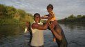 Hombres cargan a una niña a través del Río Bravo mientras los migrantes, muchos de Haití, abandonan Del Río, Texas, para regresar a Ciudad Acuña, México, el miércoles 22 de septiembre de 2021 temprano, algunos para evitar una posible deportación de EEUU otros a conseguir suministros Hombres cargan a una niña a través del Río Bravo mientras los migrantes, muchos de Haití, abandonan Del Río, Texas, para regresar a Ciudad Acuña, México, el miércoles 22 de septiembre de 2021 temprano, algunos para evitar una posible deportación de EEUU otros a conseguir suministros