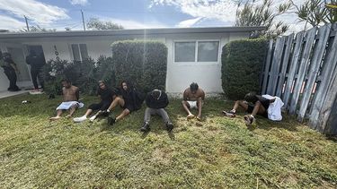 Momentos de la detención de los 11 sospechosos durante el operativo contra la banda ABK.