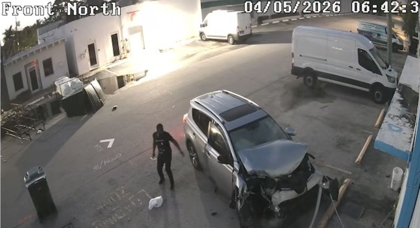 Cámaras de vigilancia muestran el momento en que una camioneta impacta la estructura del negocio Oriental Rug Care.