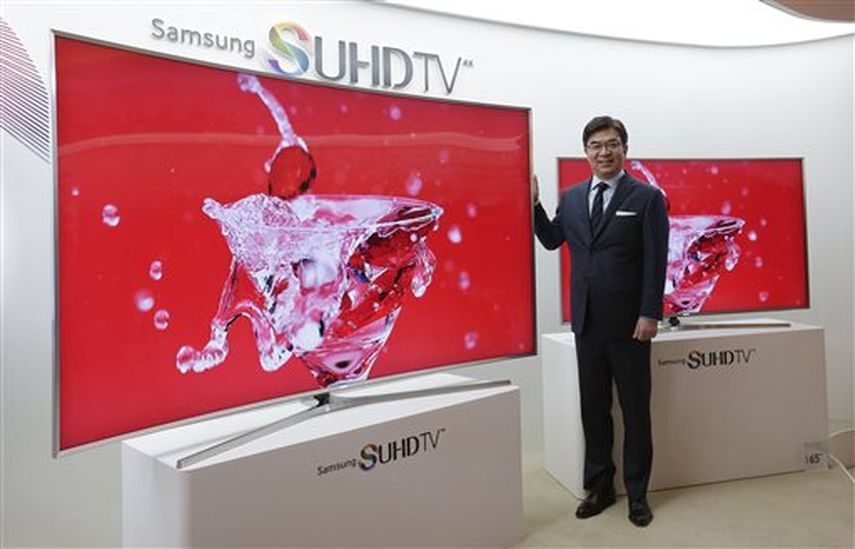 Kim Hyun-seok, jefe de la sección de televisión de Samsung Electronics, posa frente a un modelo SUHD 4K TV durante una conferencia de prensa en Seúl el pasado 5 de febrero. AP 