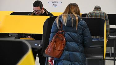 Electores estadounidenses ejercen su voto en las elecciones presidenciales de 2020.