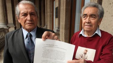 Los abogados mexicanos Juan Pablo Badillo (i) y José Luis González Meza (d) muestran el documento por medio del cual la madre del narcotraficante Joaquín El Chapo Guzmán, pide ayuda al presidente de México para lograr la repatriación de su hijo.