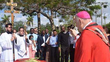 El arzobispo&nbsp;Thomas G. Wenski bendice los guanos en las afueras de la catedral.&nbsp;