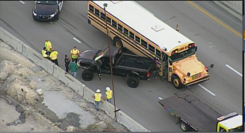 En el momento el accidente aún no había niños en el autobús escolar.