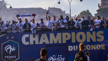 Los jugadores franceses se movilizaron en un autobús acompañados de los aficionados.