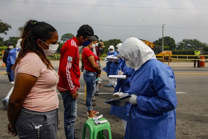El personal de la Secretaría de Salud de Colombia revisa a los venezolanos mientras regresan a su país por la frontera.&nbsp;