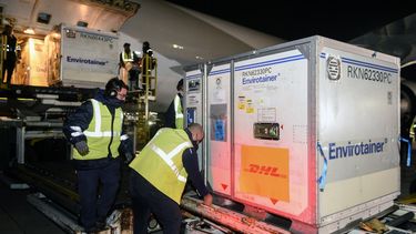 Foto del folleto publicado por la Presidencia de Argentina que muestra a los trabajadores descargando contenedores con parte de un envío de 843.600 vacunas Oxford / AstraZeneca COVID-19 a su llegada desde Miami, en el aeropuerto internacional de Ezeiza en la provincia de Buenos Aires, Argentina, el 24 de mayo de 2021.