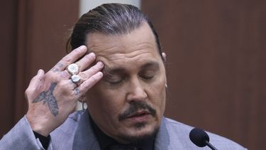 Johnny Depp rinde declaración durante una audiencia en el Tribunal de Circuito del Condado de Fairfax, en Fairfax, Virginia, el miércoles 20 de abril de 2022. El actor demandó a su exesposa Amber Heard por difamación luego que ella escribió un artículo de opinión en el Washington Post en 2018 refiriéndose a sí misma como una figura pública que representa el abuso doméstico.