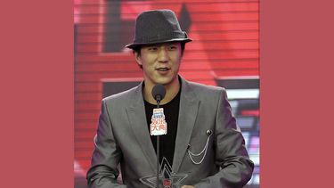 El hijo del afamado actor  hongkonés posa para la prensa durante una entrega de premios en China. (AP)