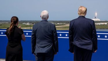 El presidente Donald Trump, el vicepresidente Mike Pence y Karen Pence observan el lanzamiento de SpaceX a la Estaci&oacute;n Espacial Internacional en el Centro Espacial Kennedy el s&aacute;bado 30 de mayo de 2020 en Cabo Ca&ntilde;averal, Florida.&nbsp;