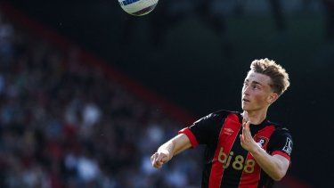 El defensa español #02 del Bournemouth, Dean Huijsen, mira el balón durante el partido de fútbol de la Premier League inglesa entre el Bournemouth y el Aston Villa en el Vitality Stadium en Bournemouth, sur de Inglaterra, el 10 de mayo de 2025. Aceptó jugar con el Real Madrid
