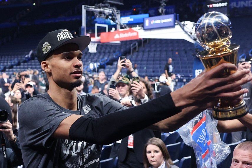 El francés Víctor Wembanyama, de los Spurs de San Antonio, levanta el trofeo Earvin Magic Johnson de MVP tras la victoria de su equipo contra el Thunder de Oklahoma City, el 30 de mayo de 2026.