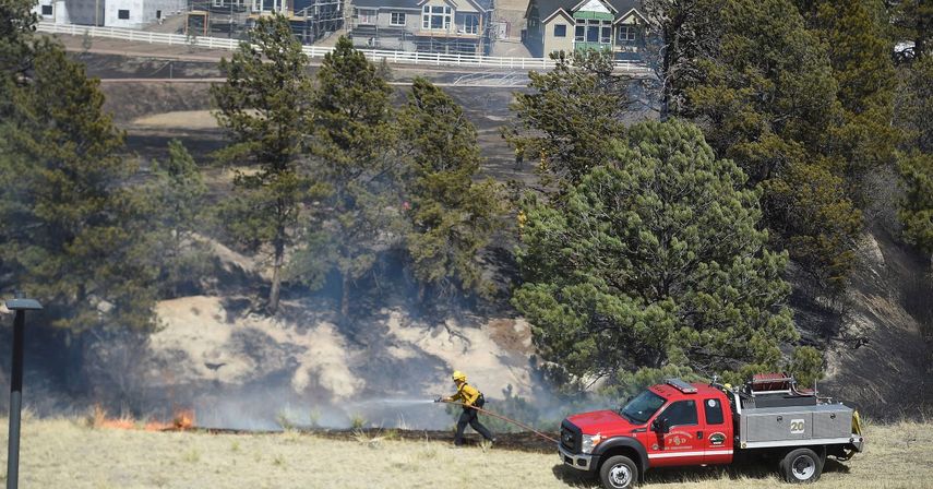 Un bombero combate las llamas el viernes 22 de abril de 2022, en Colorado Springs, Colorado.&nbsp;