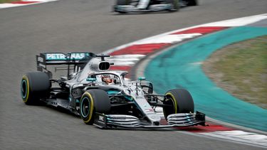 El piloto británico&nbsp;Lewis Hamilton (Mercedes) ganó este domingo el Gran Premio de China&nbsp;al completar una impecable carrera, la número 1.000 de la historia de la categoría reina del&nbsp;automovilismo
