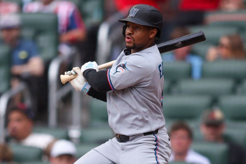 Xavier Edwards, número 9 de los Marlins de Miami, conecta un sencillo productor contra los Bravos de Atlanta en la sexta entrada en el Truist Park el 9 de agosto de 2025 en Atlanta, Georgia.