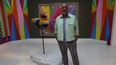 El artista Jeffrey Gibson posa dentro del pabellón de Estados Unidos en un recorrido para medios en la 60 Bienal de Artes en Venecia, Italia, el martes 16 de abril de 2024.