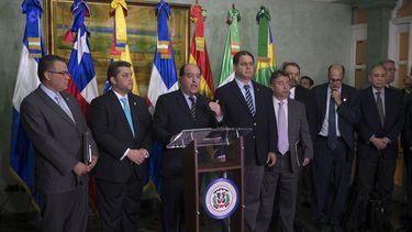 La oposición acudió a la mesa con la demanda de que se abra un canal humanitario; se restituyan las atribuciones del Parlamento; que las próximas elecciones se celebren bajo la observación de organismos como la OEA y que se liberen a los presos políticos.