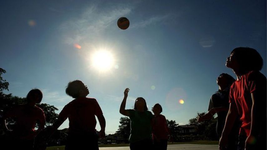 Las autoridades piden a la población no exponerse al sol dado los altos índices de UV y, de salir, utilizar protector solar, sombreros, lentes y ropa de tela gruesa.