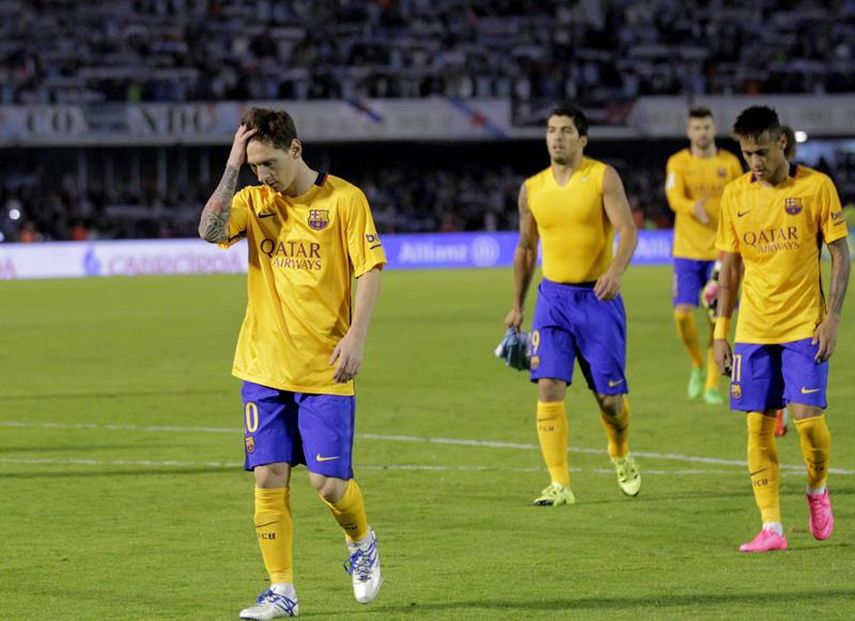 El delantero argentino del Barcelona Leo Messi, seguido por Luis Suárez  y Neymar , al final del partido frente al Celta de la quinta jornada de liga en Primera División que se juega esta noche en el estadio de Balaídos. (EFE)