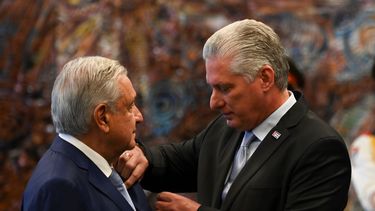 El presidente de México, Andrés Manuel López Obrador, es condecorado por el dictador de Cuba, Miguel Díaz-Canel con la orden José Martí en el Palacio de la Revolución en La Habana, el domingo 8 de mayo de 2022. 