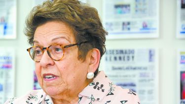 Shalala Fue secretaria de Salud durante los ocho años de la administración de Bill Clinton y presidenta de la Universidad de Miami durante 14 años.                                                                                                                                                                                                                                                                                                                                                                                                                                                                                                                                                                                                                                                                                                                                                                                                                                                                                                                                                                                                                                                                                                                                                                                                                                                                                                                                                                                                                                                                                                               