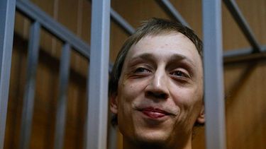 El bailarín del ballet Bolshoi, Pave Dimitrichenko, quien se declaró inocente de ordenar un ataque con ácido al director artístico del Bolshoi, Serguei Filin. (AP Foto/Alexander Zemlianichenko)