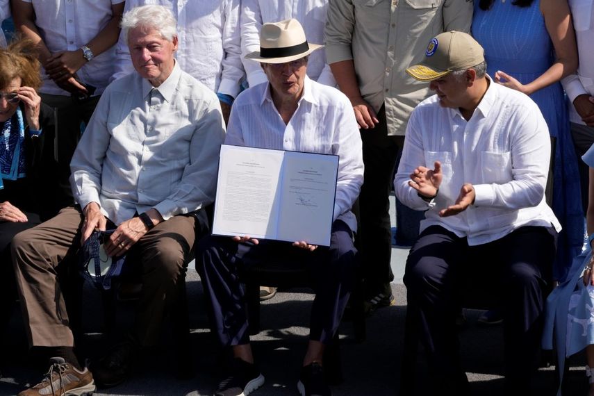El presidente de Ecuador, Guillermo Lasso, está a la derecha del expresidente estadounidense Bill Clinton y a la izquierda del mandatario colombiano Iván Duque en una ceremonia donde comunica que amplía la Reserva Marítima de Galápagos. Ecuador, viernes 14 de enero 2022.