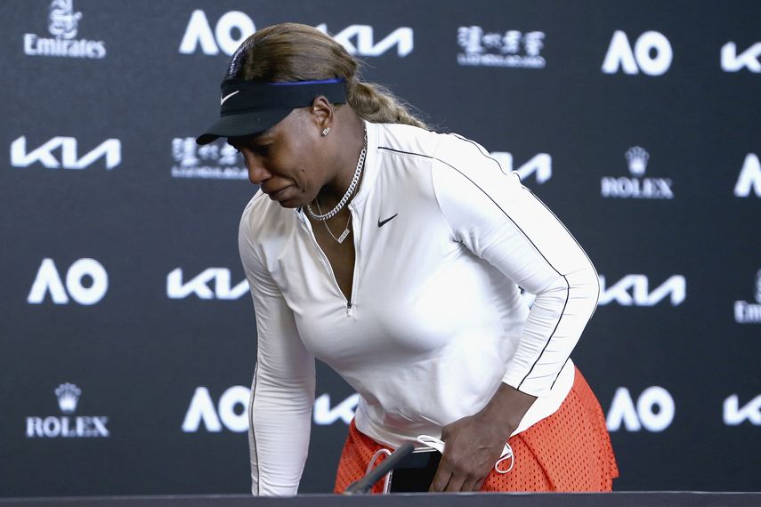 Esta foto publicada por Tennis Australia el 18 de febrero de 2021 muestra a Serena Williams de los EE. UU. Se emociona en una conferencia de prensa después de perder su partido de semifinales femeninas contra la japonesa Naomi Osaka en el día once del torneo de tenis Abierto de Australia en Melbourne.&nbsp;