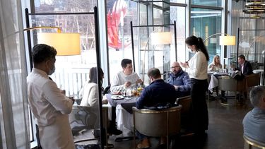 En esta imagen del 27 de enero de 2021, personas disfrutan de un almuerzo dentro del restaurante Gibsons Italia, en Chicago.&nbsp;