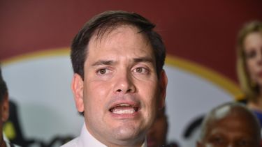 Marco Rubio habla durante una manifestación de venezolanos en Doral.