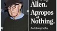 En esta combinaci&oacute;n de fotograf&iacute;as el director Woody Allen en una funci&oacute;n especial de Wonder Wheel en Nueva York el 14 de noviembre de 2017, izquierda, y la portada de su autobiograf&iacute;a Apropos of Nothing. Las memorias de Allen fueron publicadas con una nueva editorial, Arcade Publishing, despu&eacute;s de que las cr&iacute;ticas llevaran a que su sello original las abandonaran.&nbsp;