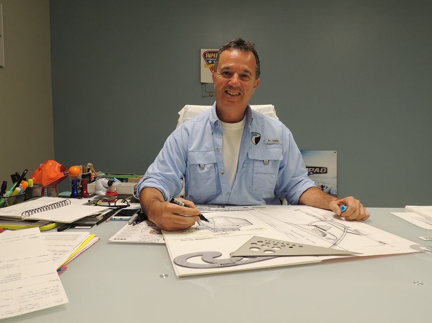 El empresario muestra los diseños de los nuevos modelos. (SYLVIA CÉSAR)