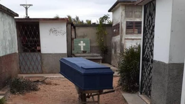El ataúd del familiar de una cubana abandonado en un cementerio.&nbsp;