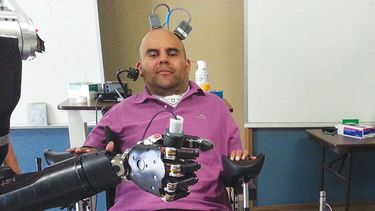 El paciente tetrapléjico desde hace más de diez años, Erik Sorto, ha sido capaz de controlar un brazo robótico solo con pensar en ello y usando su mente. (CORTESÍA)