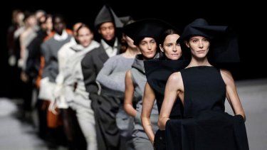 Piezas de la nueva colección otoño-invierno del diseñador Issey Miyake en la pasarela de la Semana de la Moda de París.&nbsp;