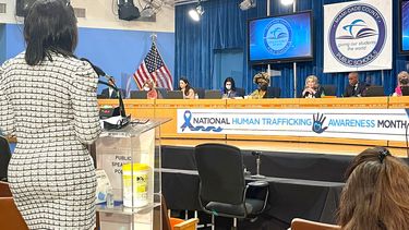 Phyllis Leflore, presidenta del sindicato AFSCME Florida Local 1184, habla ante la Junta escolar.&nbsp;