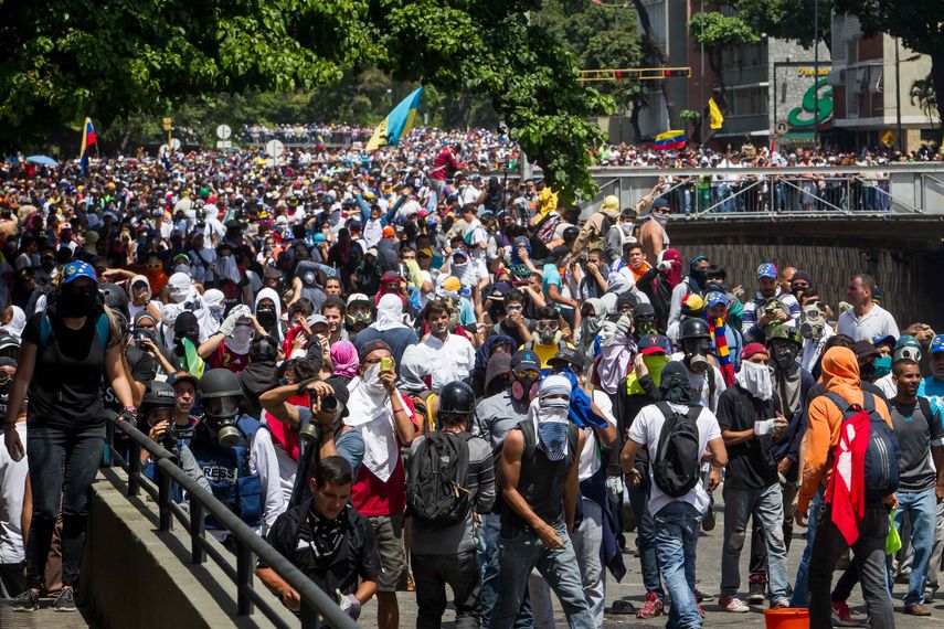 Manifestantes opositores participan en una&nbsp;marcha.