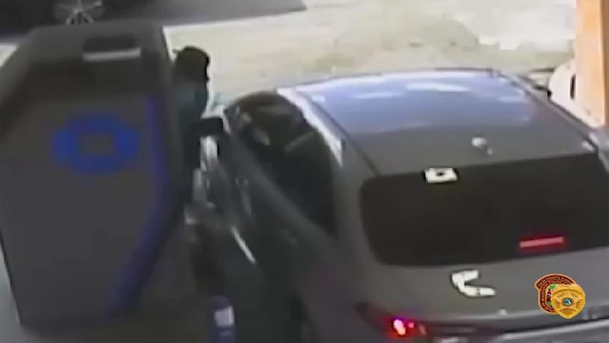 Momento en que un hombre asalta a una mujer en un cajero automático del sector de Kendall.