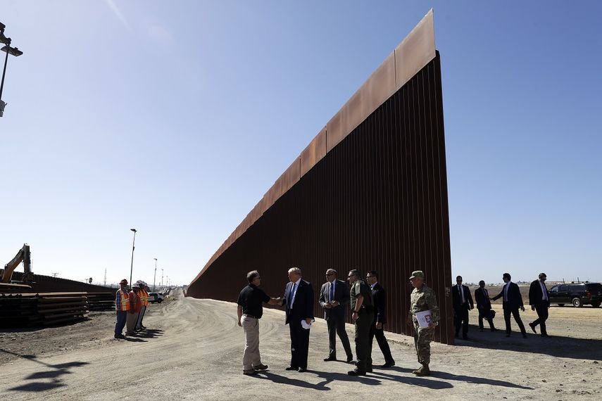   En esta imagen del 18 de septiembre de 2019, el presidente Donald Trump recorre un sector del muro fronterizo en Otay Mesa, California. 