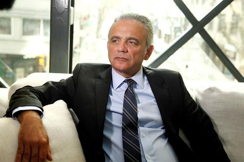El director de Onusida, el brasileño Luiz Loures, habla en entrevista en Montevideo (EFE)