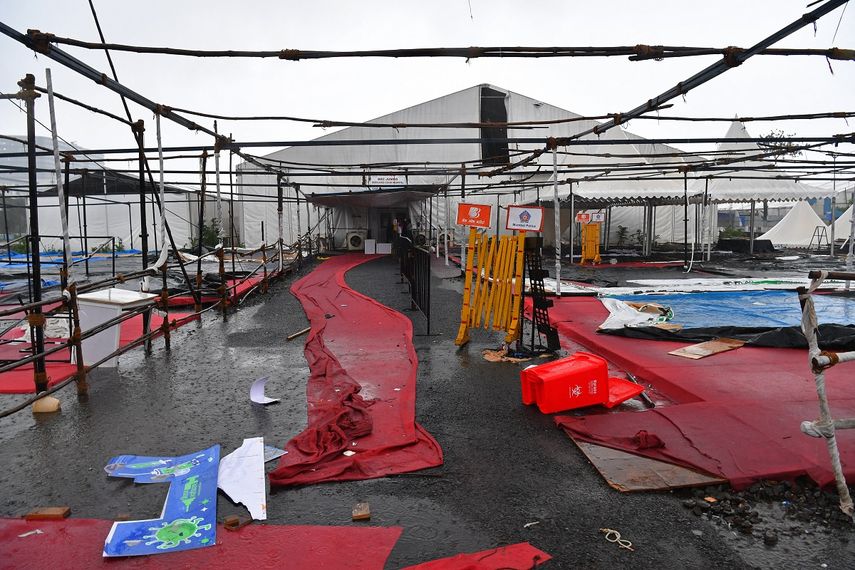 Se muestra una vista del centro de vacunación contra el coronavirus BKC Jumbo Covid-19 después de que una parte del pasillo de entrada fuera arrastrada por los fuertes vientos de la tormenta ciclónica Tauktae en Mumbai el 17 de mayo de 2021. &nbsp; &nbsp;