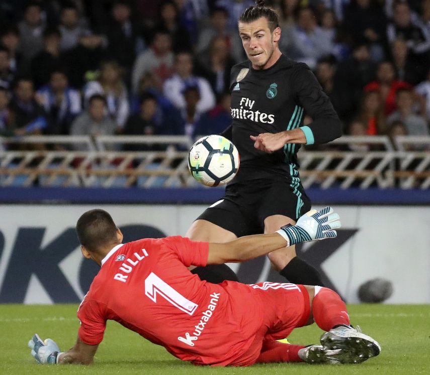 Gareth Bale supera la salida del arquero Rulli para marcar el tercer gol del Real Madrid ante la&nbsp;Real&nbsp;Sociedad.