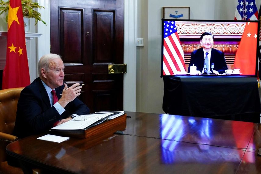 Joe Biden en una videoconferencia en la Casa Blanca con el líder chino Xi Jinping.