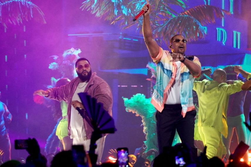 DJ Khaled y Will Smith se presentan en el escenario durante la 37.ª edición de Premio Lo Nuestro de Univision en el Kaseya Center el 20 de febrero de 2025 en Miami, Florida.&nbsp;